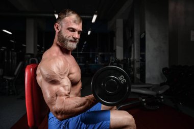 acımasız kaslı adam sakal tıraşsız fitness modeli sağlık