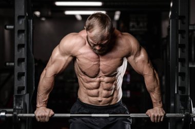 acımasız kaslı adam sakal tıraşsız fitness modeli sağlık