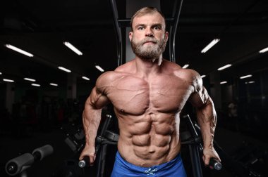 acımasız kaslı adam sakal tıraşsız fitness modeli sağlık