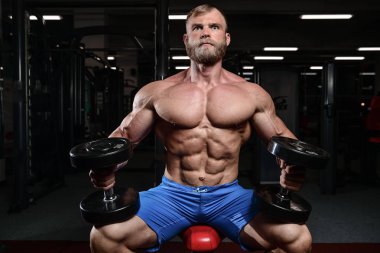 acımasız kaslı adam sakal tıraşsız fitness modeli sağlık