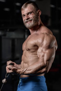 acımasız kaslı adam sakal tıraşsız fitness modeli sağlık