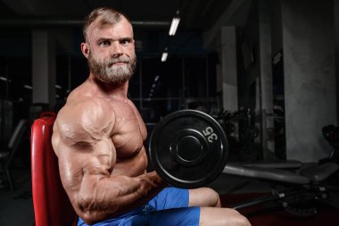 acımasız kaslı adam sakal tıraşsız fitness modeli sağlık