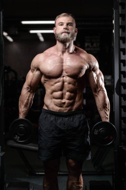 acımasız kaslı adam sakal tıraşsız fitness modeli sağlık