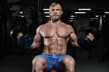 acımasız kaslı adam sakal tıraşsız fitness modeli sağlık