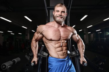 acımasız kaslı adam sakal tıraşsız fitness modeli sağlık