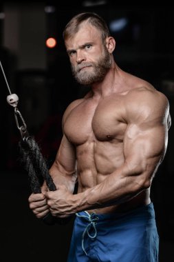 acımasız kaslı adam sakal tıraşsız fitness modeli sağlık