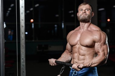 acımasız kaslı adam sakal tıraşsız fitness modeli sağlık