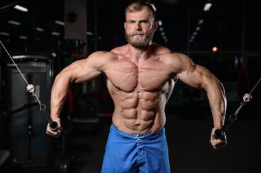 acımasız kaslı adam sakal tıraşsız fitness modeli sağlık