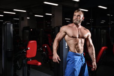 acımasız kaslı adam sakal tıraşsız fitness modeli sağlık