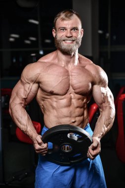 acımasız kaslı adam sakal tıraşsız fitness modeli sağlık