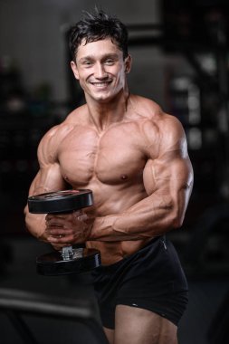 Spor salonu seksi adam Asansör dumbbells eğitim yakışıklı vücut geliştirmeci