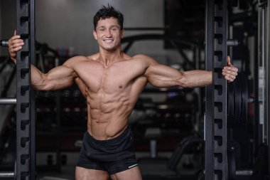 Spor salonu seksi adam Asansör dumbbells eğitim yakışıklı vücut geliştirmeci