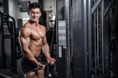 Spor salonu seksi adam Asansör dumbbells eğitim yakışıklı vücut geliştirmeci