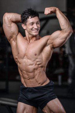 Spor salonu seksi adam Asansör dumbbells eğitim yakışıklı vücut geliştirmeci