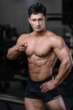 Spor salonu seksi adam Asansör dumbbells eğitim yakışıklı vücut geliştirmeci