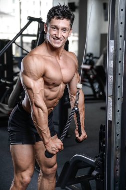 Spor salonu seksi adam Asansör dumbbells eğitim yakışıklı vücut geliştirmeci