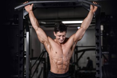 Spor salonu seksi adam Asansör dumbbells eğitim yakışıklı vücut geliştirmeci