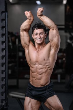 Spor salonu seksi adam Asansör dumbbells eğitim yakışıklı vücut geliştirmeci