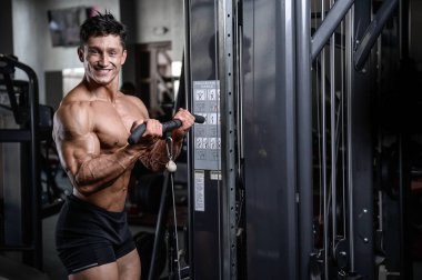 Spor salonu seksi adam Asansör dumbbells eğitim yakışıklı vücut geliştirmeci