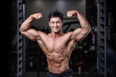 Spor salonu seksi adam Asansör dumbbells eğitim yakışıklı vücut geliştirmeci