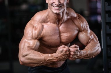 Spor salonu seksi adam Asansör dumbbells eğitim yakışıklı vücut geliştirmeci