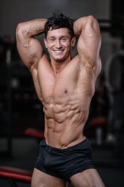 Spor salonu seksi adam Asansör dumbbells eğitim yakışıklı vücut geliştirmeci