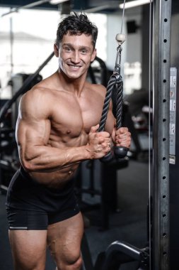 Spor salonu seksi adam Asansör dumbbells eğitim yakışıklı vücut geliştirmeci