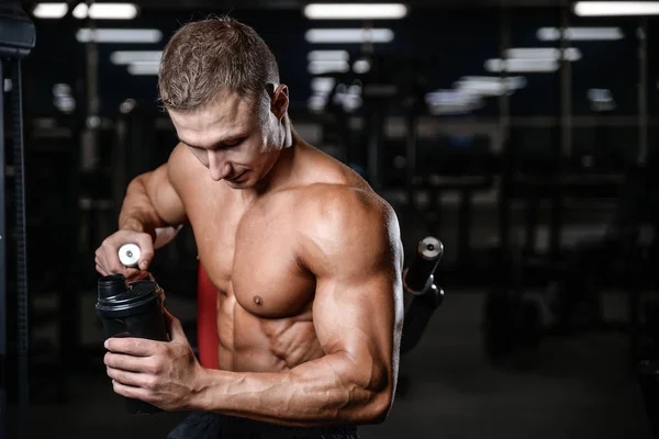 Gutaussehendes Fitness-Modell mit einem Shaker in der Turnhalle Muskelaufbau — Stockfoto