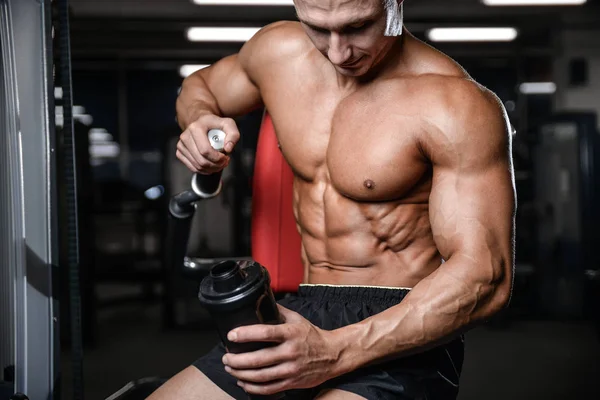 Bir shaker içinde jimnastik salonu kazanç muscl tutan yakışıklı fitness modeli — Stok fotoğraf