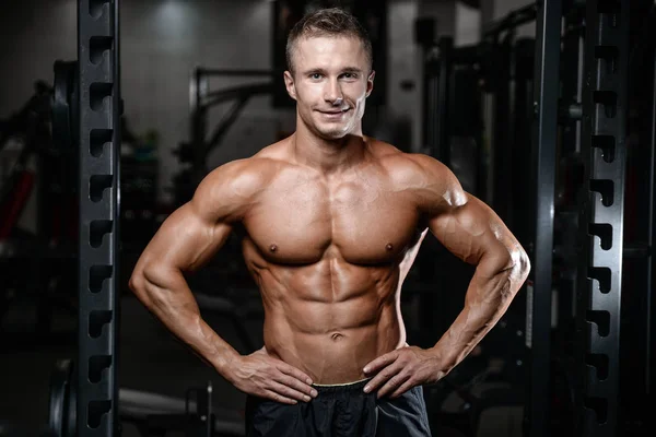 Hezký fitness model vlaku v tělocvičně získat svaly — Stock fotografie