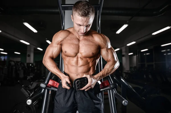 Przystojny fitness model pociągu na siłowni masę mięśniową — Zdjęcie stockowe