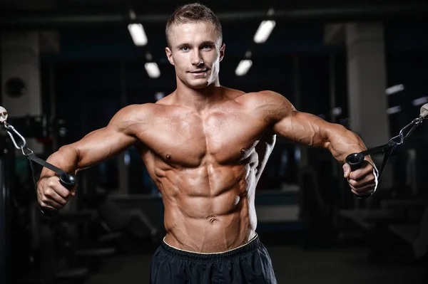 Guapo modelo de fitness tren en el gimnasio ganar músculo —  Fotos de Stock