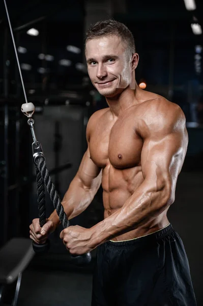 Handsome fitness model train in the gym gain muscle — Stock Photo, Image
