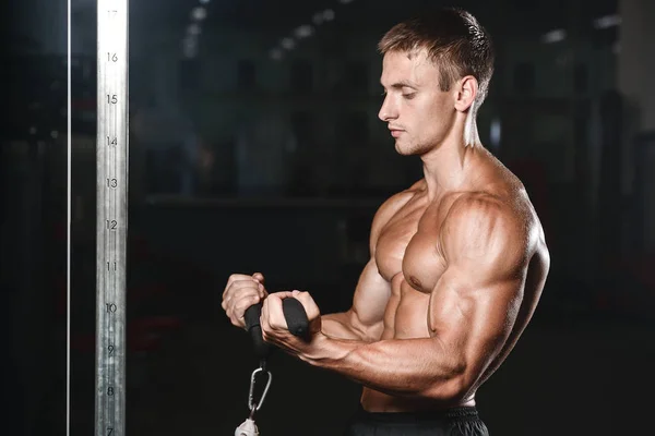 Joven hombre tren en gimnasio cuidado de la salud estilo de vida sexy caucásico ma — Foto de Stock