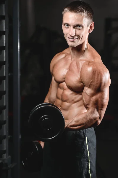 Junger Mann trainiert im Fitnessstudio Gesundheitswesen Lebensstil sexy kaukasischen ma — Stockfoto