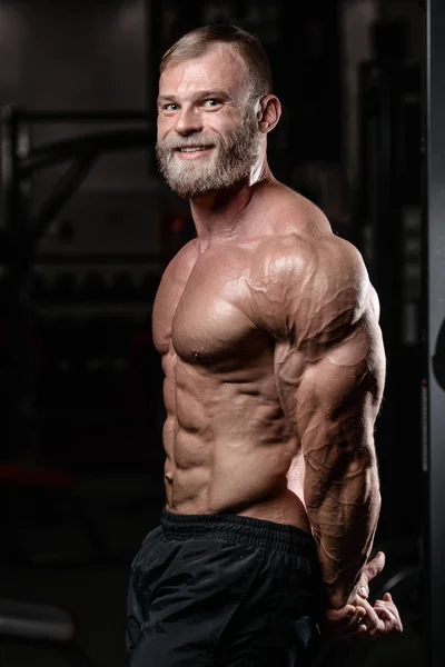 Brutální svalnatý muž s vousy zarostlý fitness model zdravotnictví — Stock fotografie