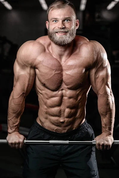 Brutal muskuløs mand med skæg ubarberet fitness model sundhedspleje - Stock-foto