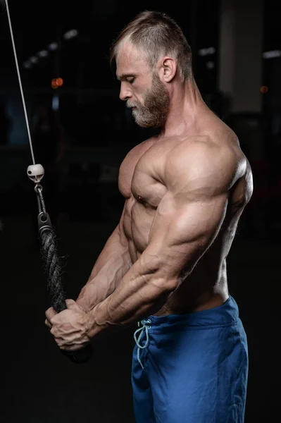 Brutal muscular homem com barba raspada fitness modelo de cuidados de saúde — Fotografia de Stock