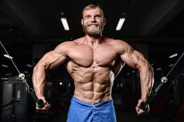 acımasız kaslı adam sakal tıraşsız fitness modeli sağlık