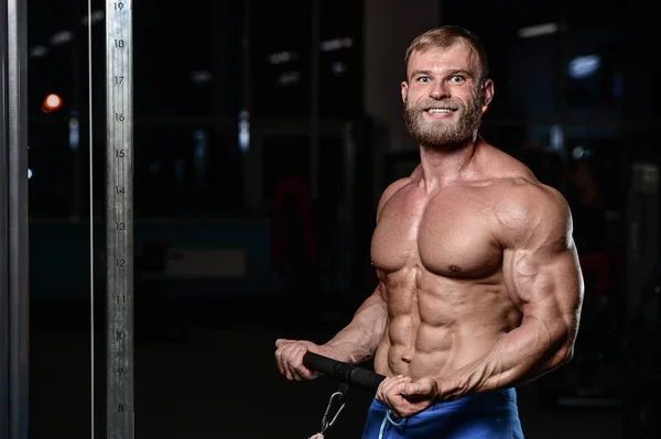 Brutal muscular homem com barba raspada fitness modelo de cuidados de saúde — Fotografia de Stock