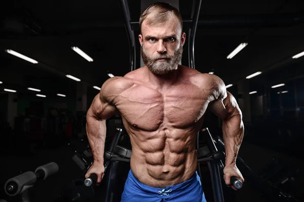 Brutal muscular homem com barba raspada fitness modelo de cuidados de saúde — Fotografia de Stock