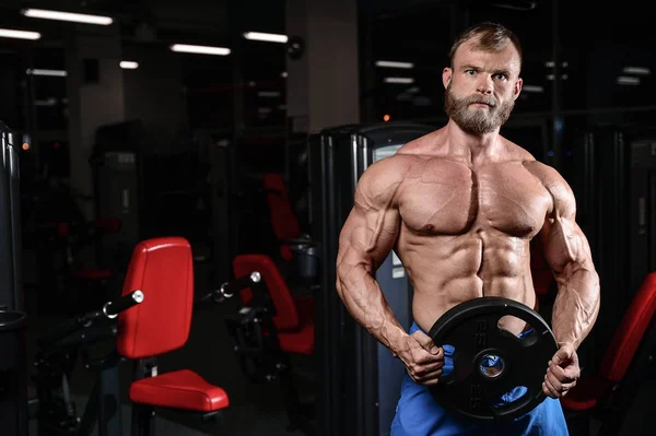 Brutal muscular homem com barba raspada fitness modelo de cuidados de saúde — Fotografia de Stock