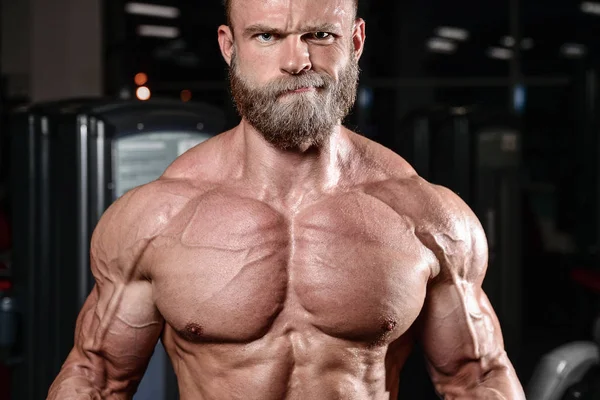 Brutal musculoso hombre con barba sin afeitar fitness modelo de atención médica — Foto de Stock