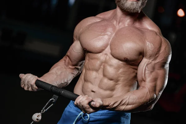 Brutalny, muskularny mężczyzna z broda zarośnięty fitness model opieki zdrowotnej — Zdjęcie stockowe