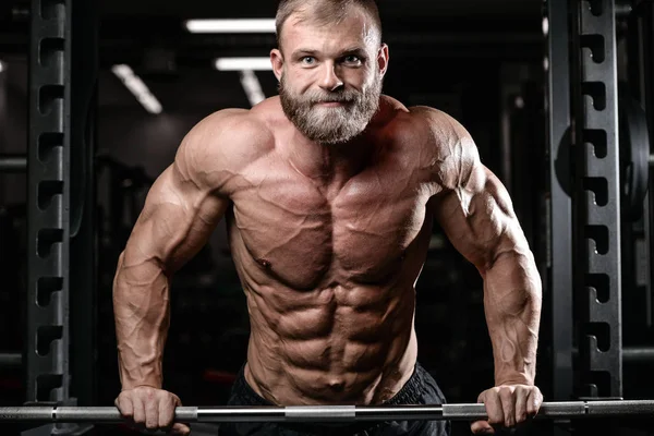 Brutala muskulös man med skägg orakad fitness modell healthcare — Stockfoto