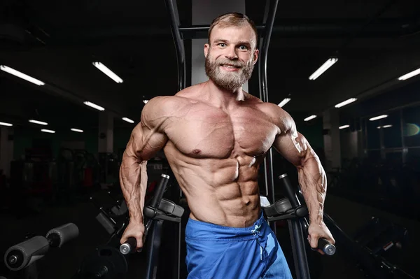 Brutal muscular homem com barba raspada fitness modelo de cuidados de saúde — Fotografia de Stock