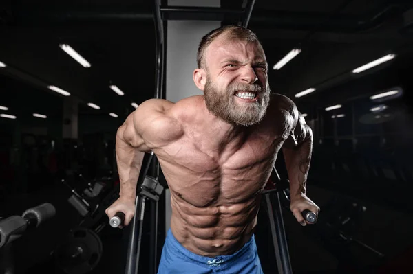 Brutal musculoso hombre con barba sin afeitar fitness modelo de atención médica — Foto de Stock