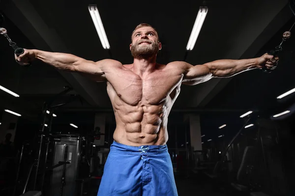 Brutal muscular homem com barba raspada fitness modelo de cuidados de saúde — Fotografia de Stock