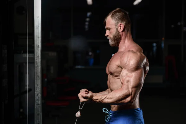 Brutal muscular homem com barba raspada fitness modelo de cuidados de saúde — Fotografia de Stock