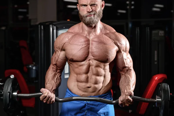 Βάναυση μυώδης άνδρας με γενειάδα αξύριστος γυμναστήριο πρότυπο υγειονομικής περίθαλψης — Φωτογραφία Αρχείου